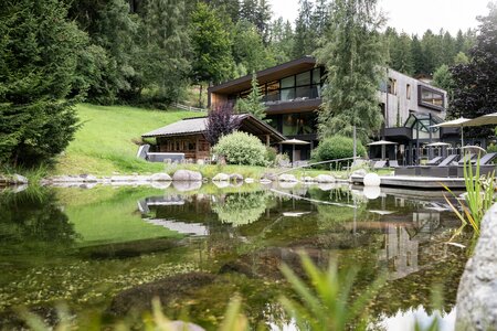 Hotel mit Pool, Meran, und Badeteich im Hotel Viktoria