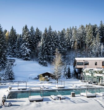 Hotel mit Pool, Meran, und Badeteich im Hotel Viktoria