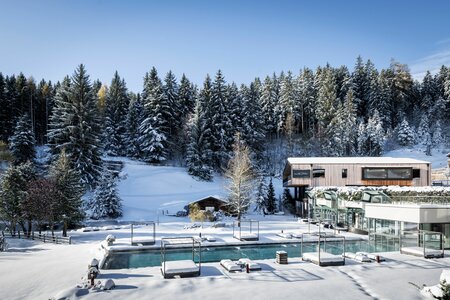 Hotel mit Pool, Meran, und Badeteich im Hotel Viktoria