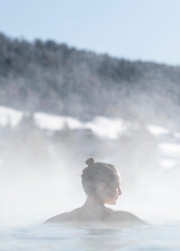 Hotel mit Pool, Meran, und Badeteich im Hotel Viktoria