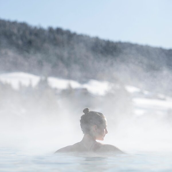 Hotel mit Pool, Meran, und Badeteich im Hotel Viktoria