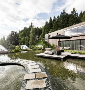 Hotel mit Pool, Meran, und Badeteich im Hotel Viktoria