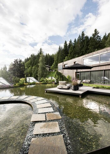 Hotel mit Pool, Meran, und Badeteich im Hotel Viktoria