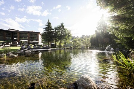 Hotel mit Pool, Meran, und Badeteich im Hotel Viktoria