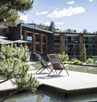 Hotel mit Pool, Meran, und Badeteich im Hotel Viktoria