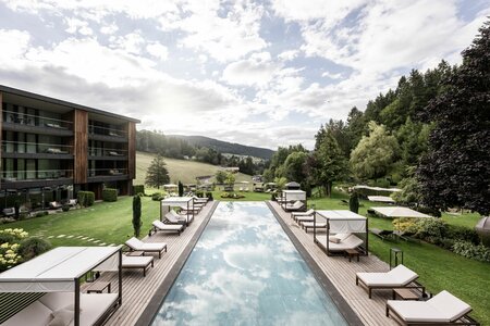 Hotel mit Pool, Meran, und Badeteich im Hotel Viktoria