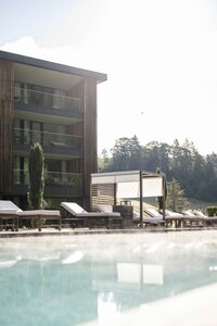 Hotel mit Pool, Meran, und Badeteich im Hotel Viktoria