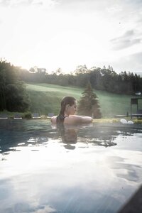 Hotel mit Pool, Meran, und Badeteich im Hotel Viktoria