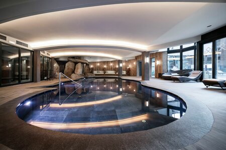 Hotel mit Pool, Meran, und Badeteich im Hotel Viktoria