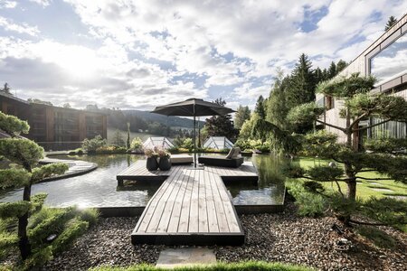 Hotel mit Pool, Meran, und Badeteich im Hotel Viktoria