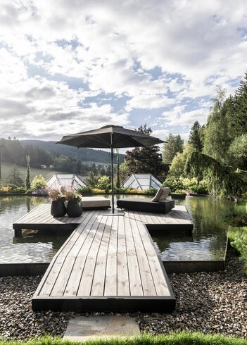 Hotel mit Pool, Meran, und Badeteich im Hotel Viktoria