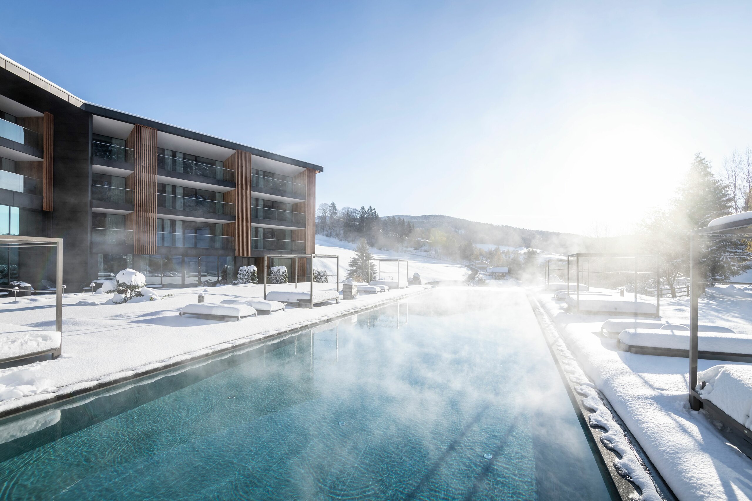 Hotel mit Pool, Meran, und Badeteich im Hotel Viktoria
