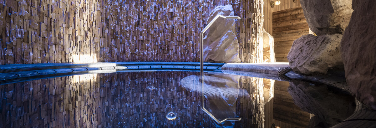 Hotel mit Pool, Meran, und Badeteich im Hotel Viktoria