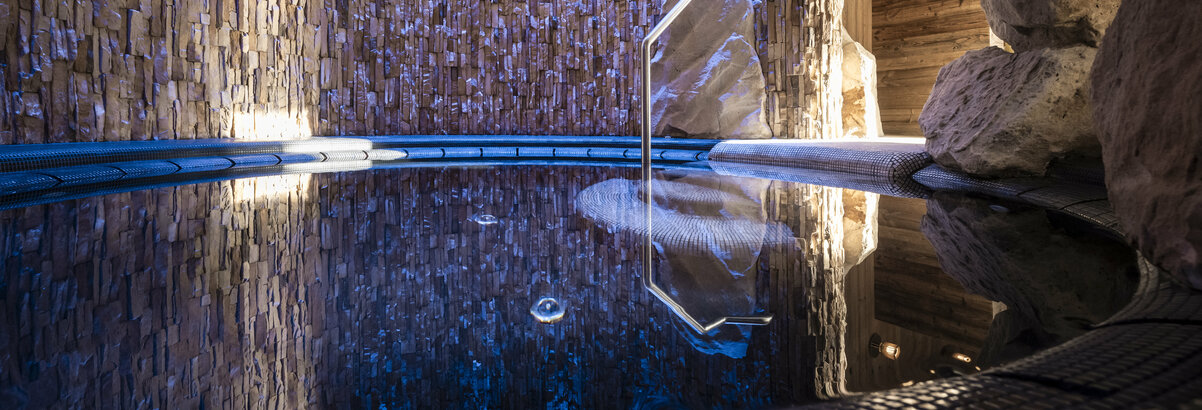 Hotel mit Pool, Meran, und Badeteich im Hotel Viktoria