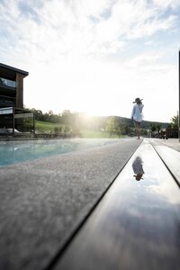 Hotel mit Pool, Meran, und Badeteich im Hotel Viktoria