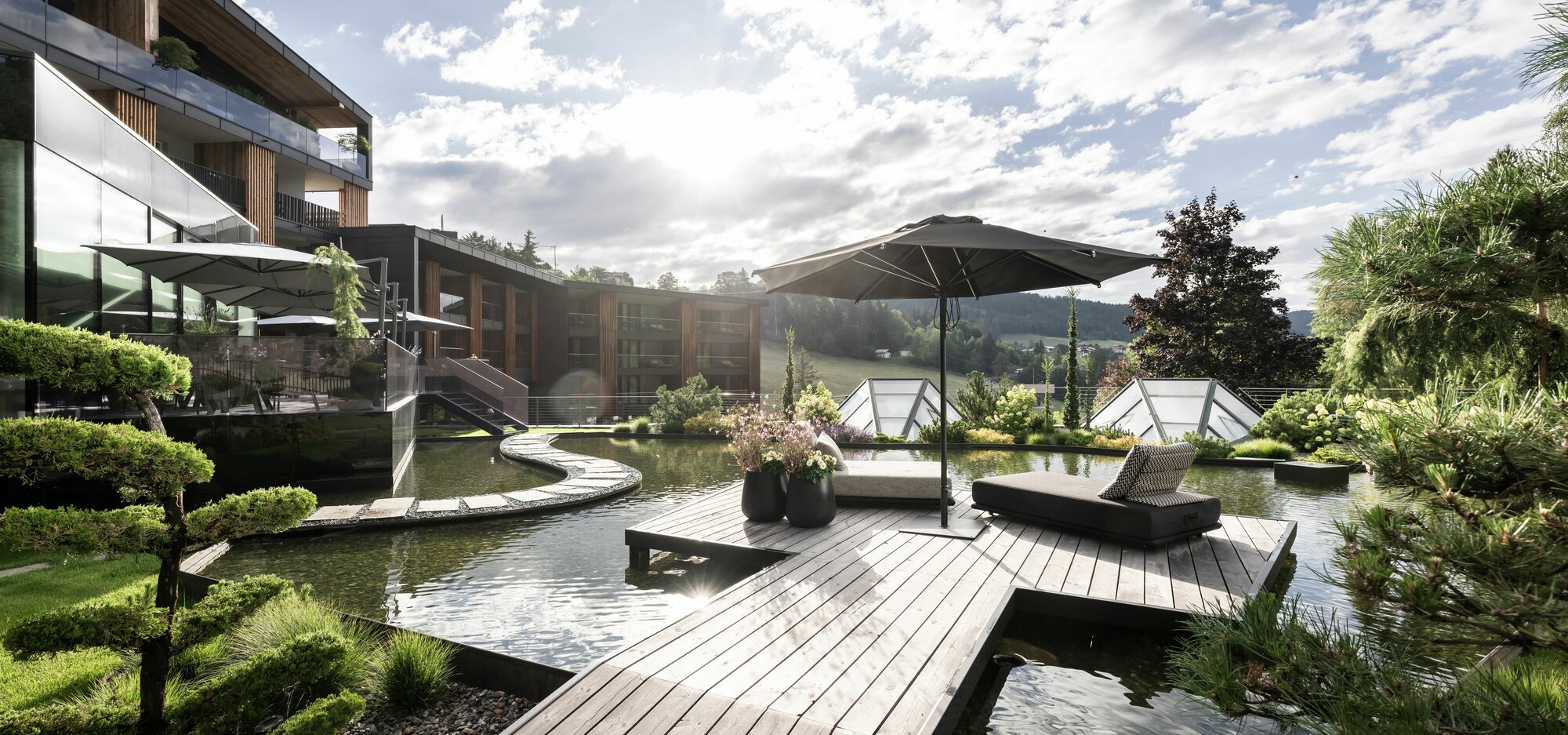 Hotel mit Pool, Meran, und Badeteich im Hotel Viktoria
