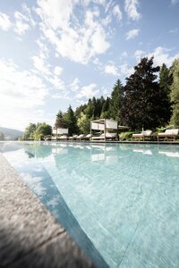 Hotel mit Pool, Meran, und Badeteich im Hotel Viktoria