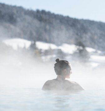 Hotel mit Pool, Meran, und Badeteich im Hotel Viktoria